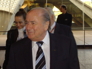 FIFA-Präsident Sepp Blatter will es wissen: Was haben Fans und Spieler während der WM 2018 in Russland zu befürchten? (Foto: Flickr/AsianFC)